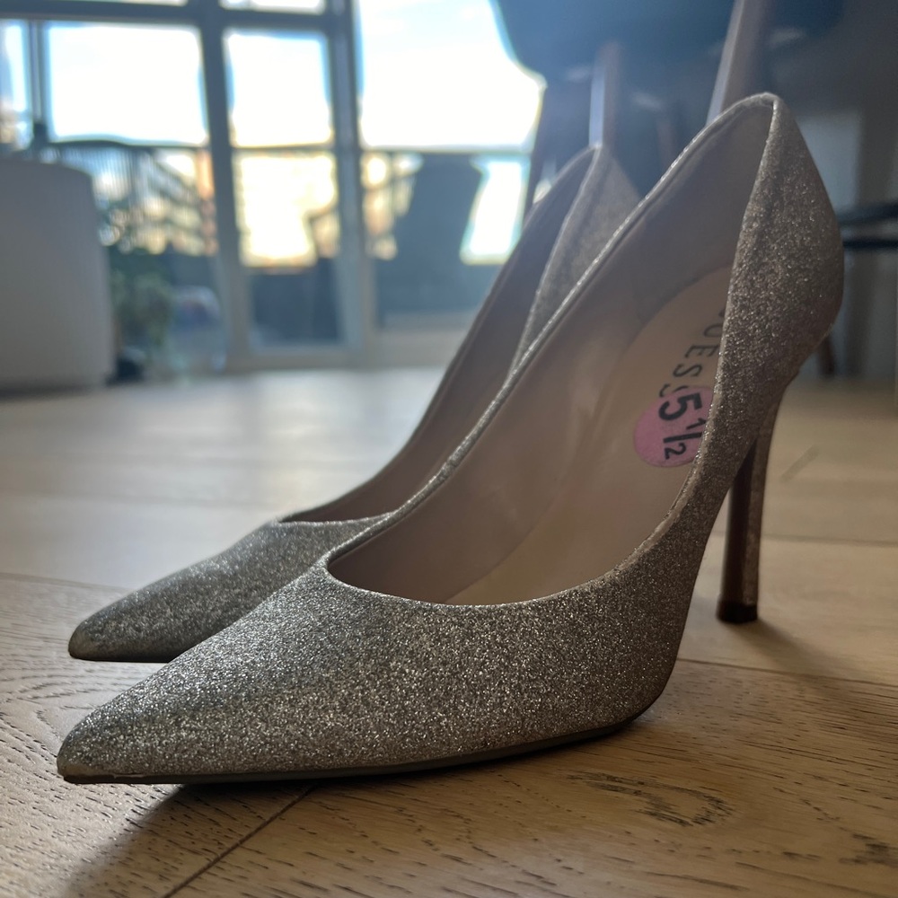 Sparkly gold silver pumps heels